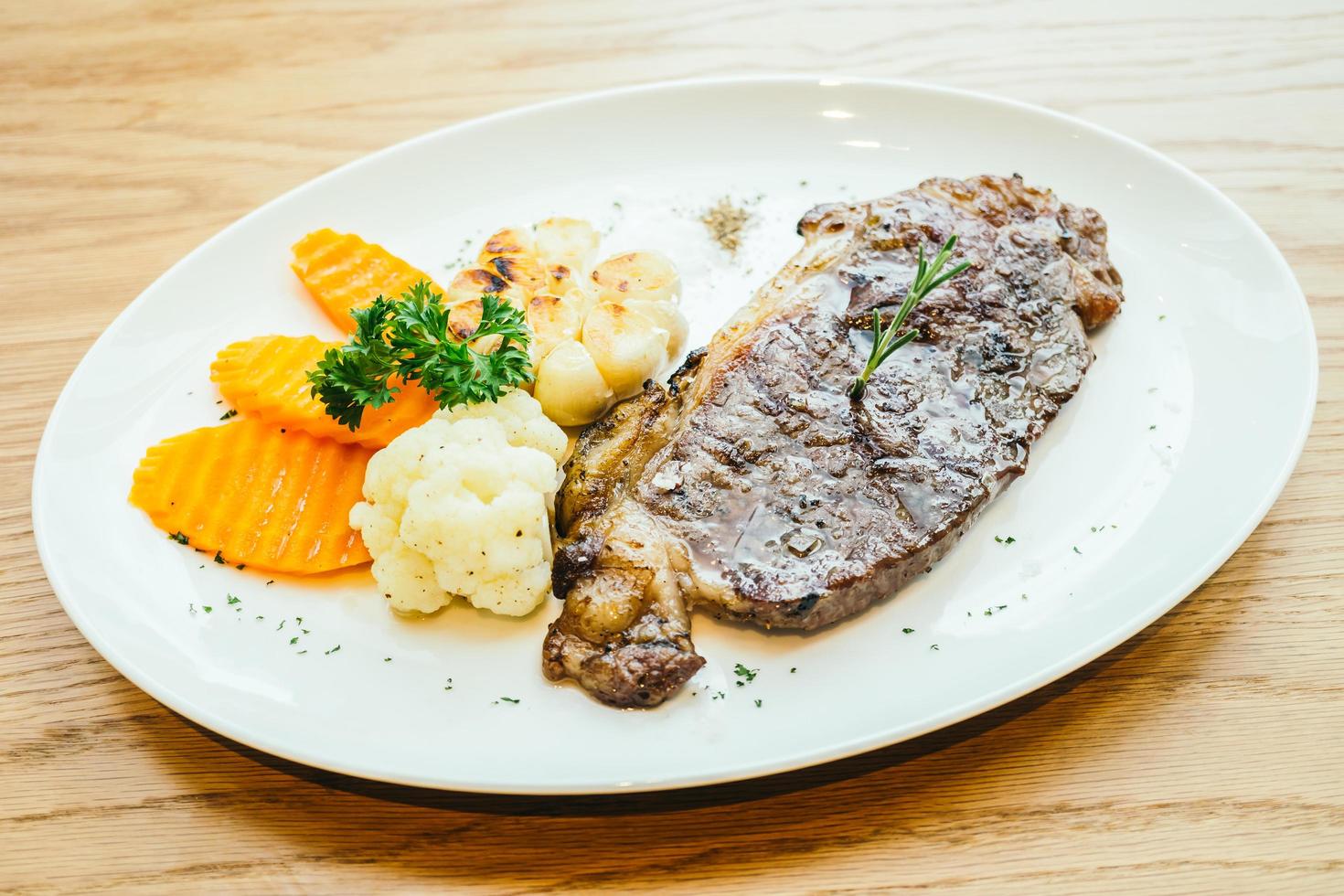 steak de viande de boeuf grillé aux légumes photo