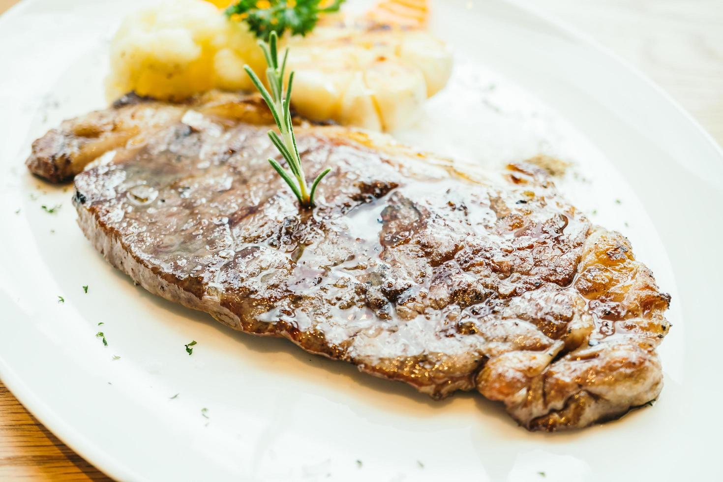 steak de viande de boeuf grillé aux légumes photo