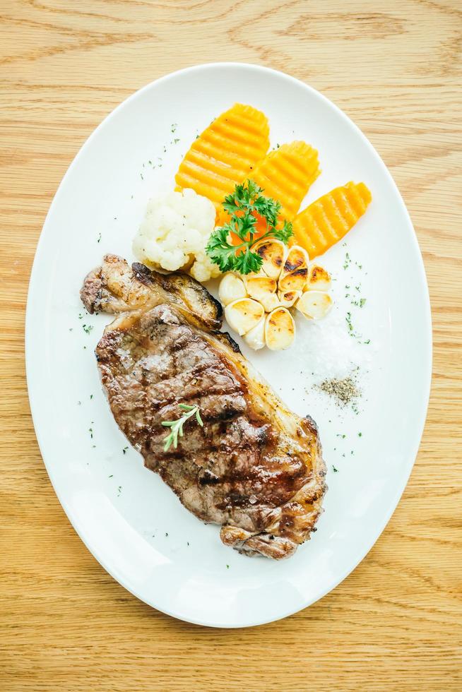 steak de viande de boeuf grillé aux légumes photo