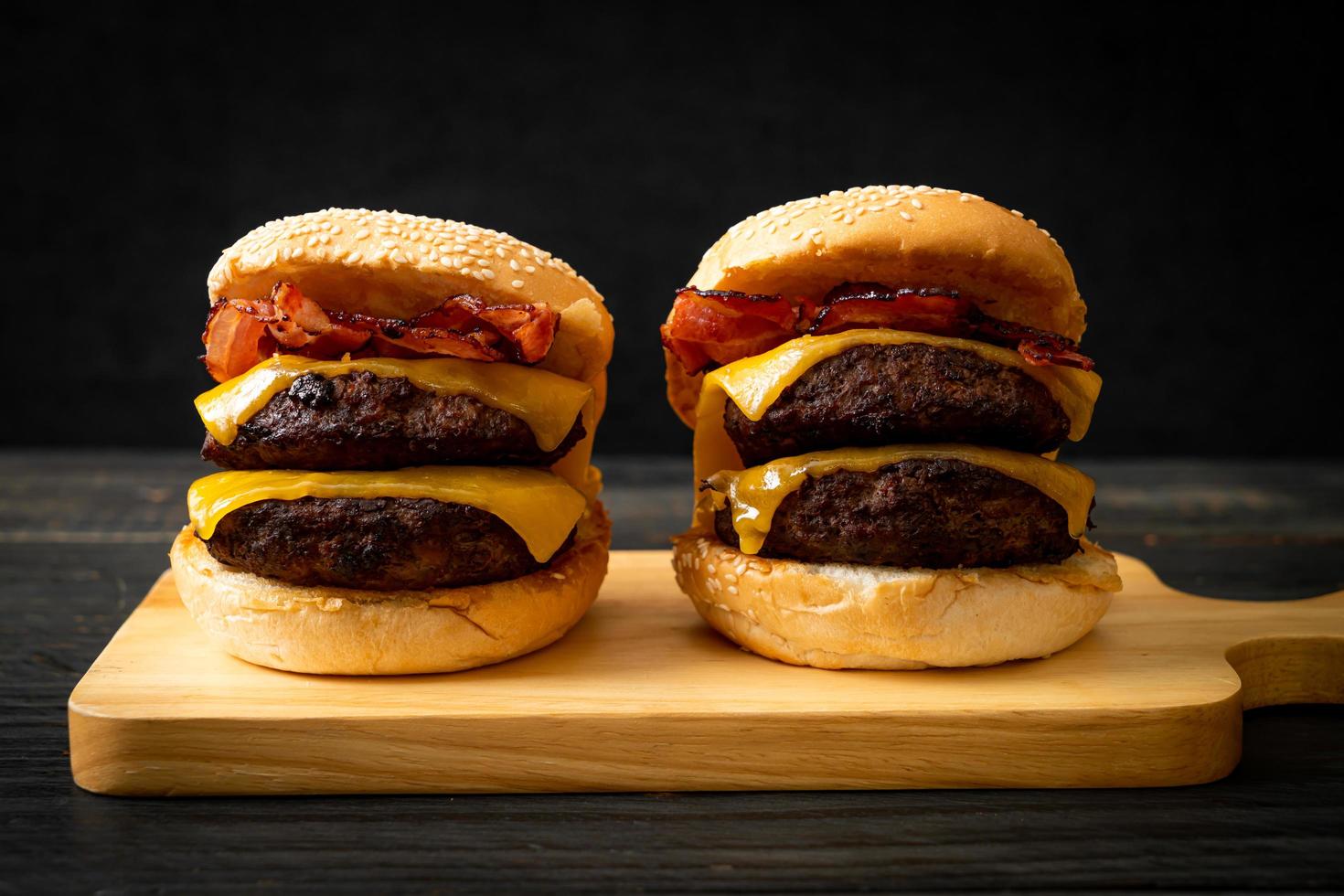 hamburgers ou hamburgers au bœuf avec fromage et bacon - style de nourriture malsaine photo
