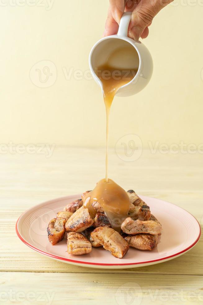 bananes grillées avec sauce caramel à la noix de coco sur assiette photo