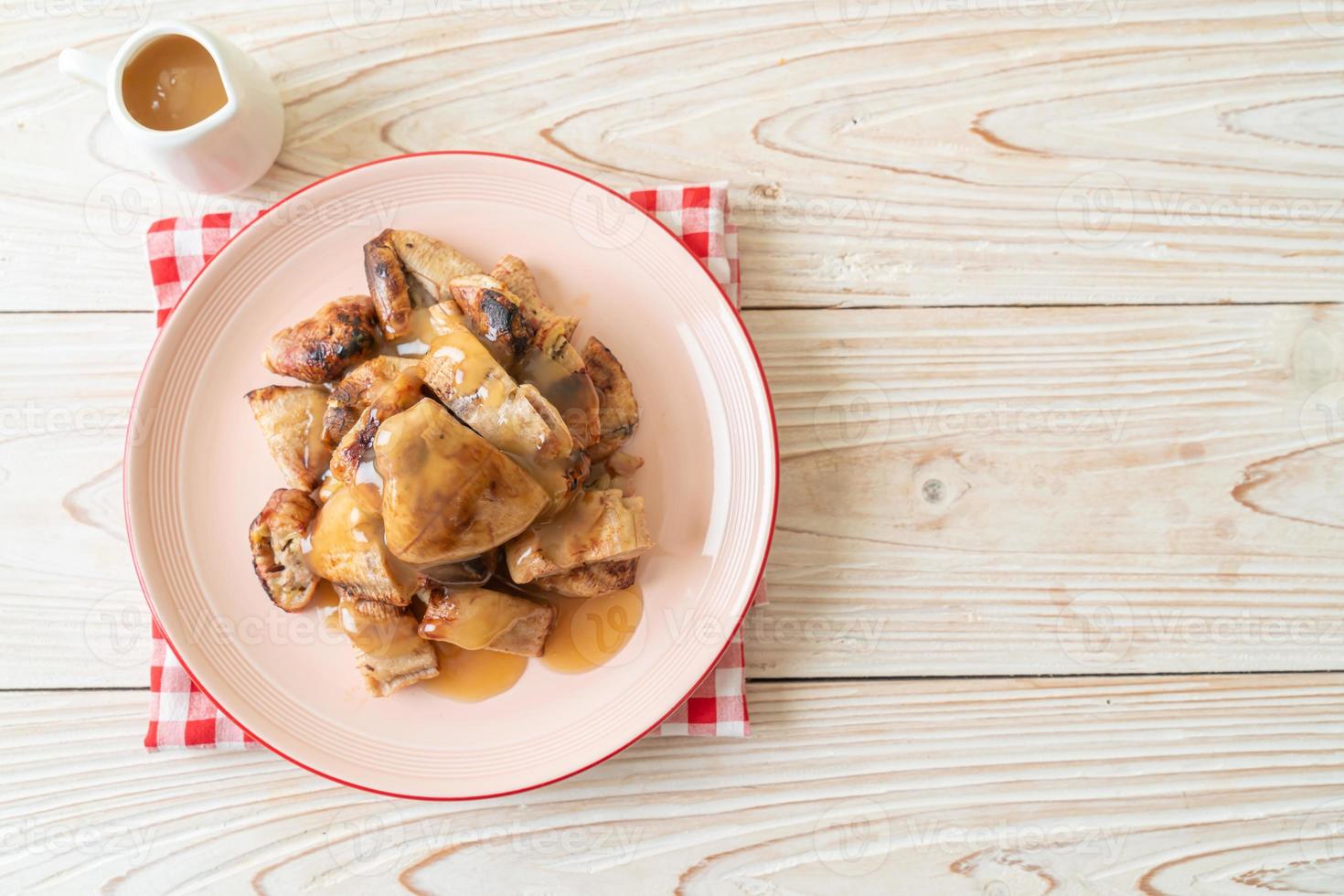 bananes grillées avec sauce caramel à la noix de coco sur assiette photo