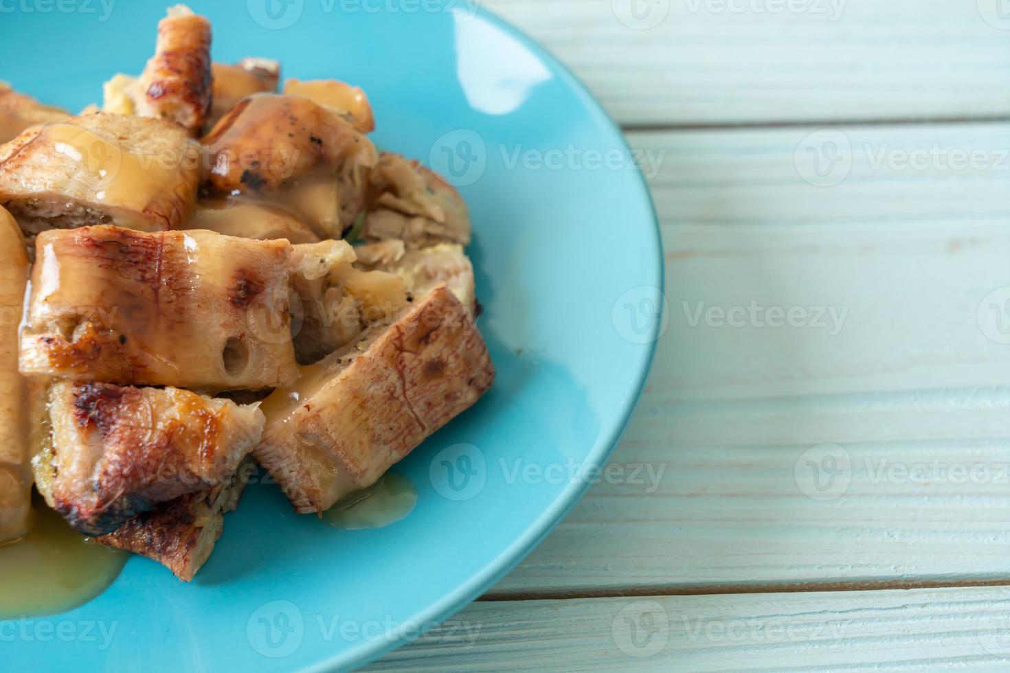 bananes grillées avec sauce caramel à la noix de coco sur assiette photo