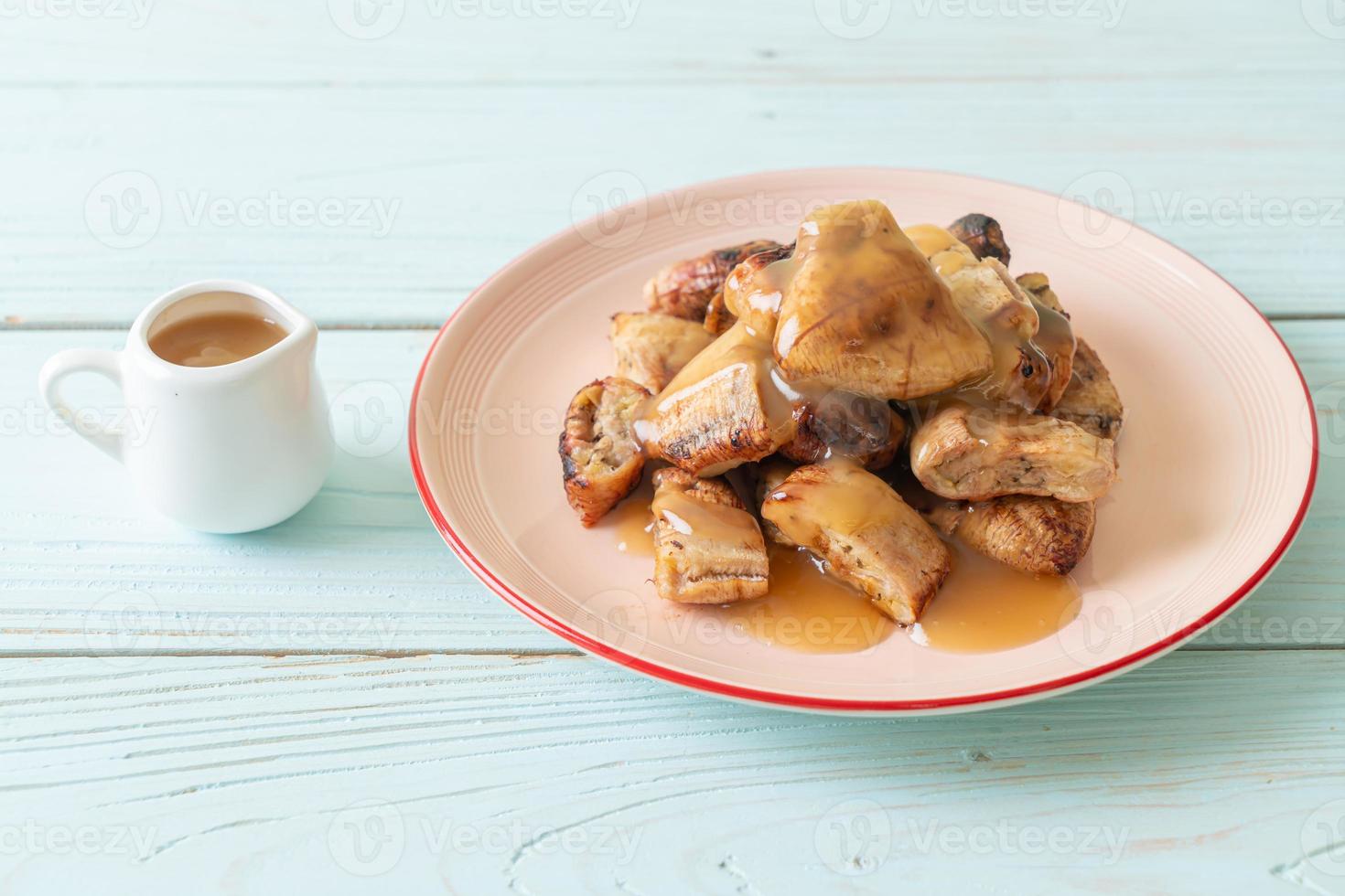 bananes grillées avec sauce caramel à la noix de coco sur assiette photo