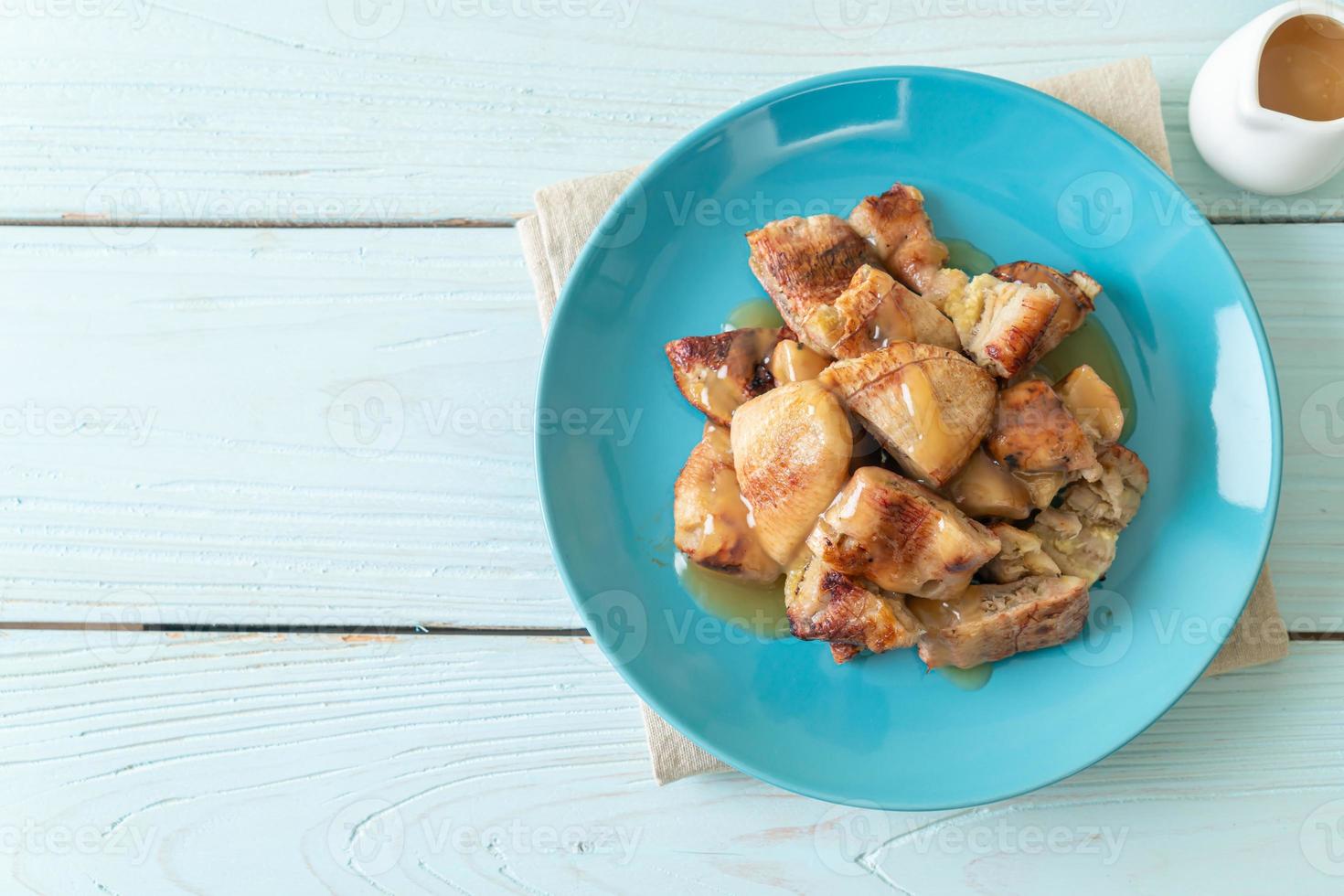 bananes grillées avec sauce caramel à la noix de coco sur assiette photo