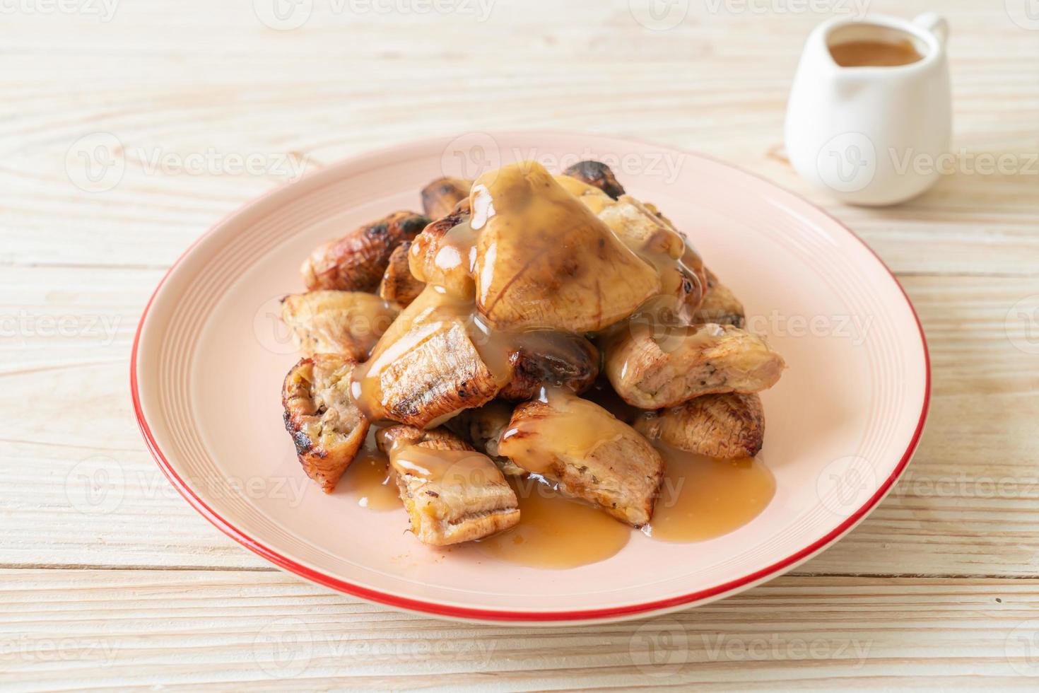 bananes grillées avec sauce caramel à la noix de coco sur assiette photo