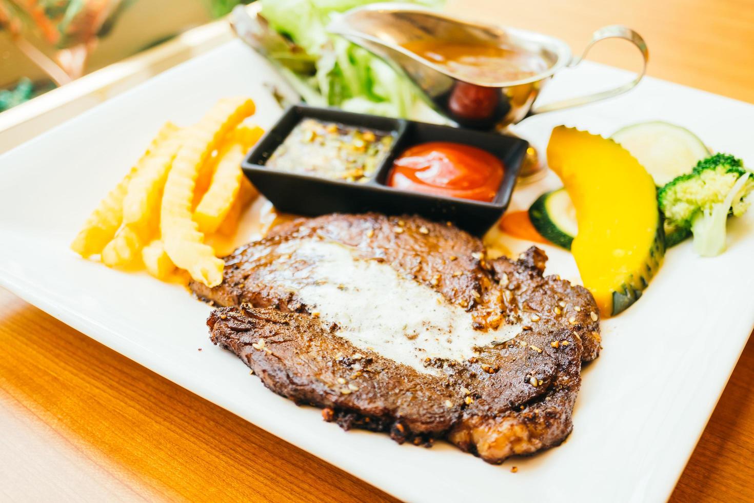 steak de viande de boeuf grillé aux légumes photo