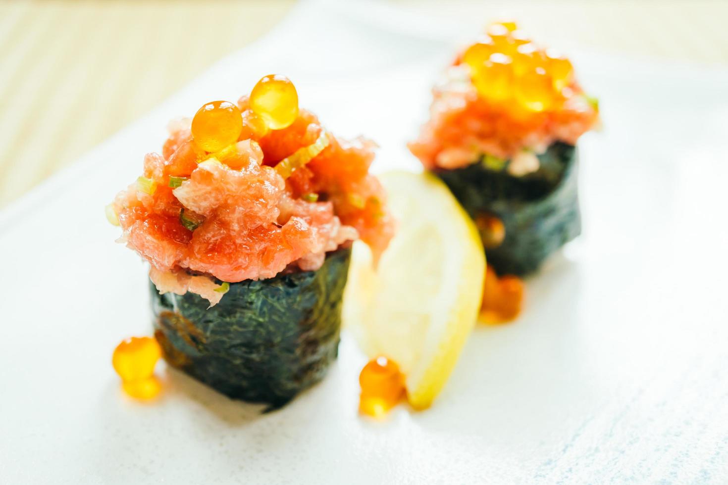 Rouleau de sushi nigiri cru et frais photo