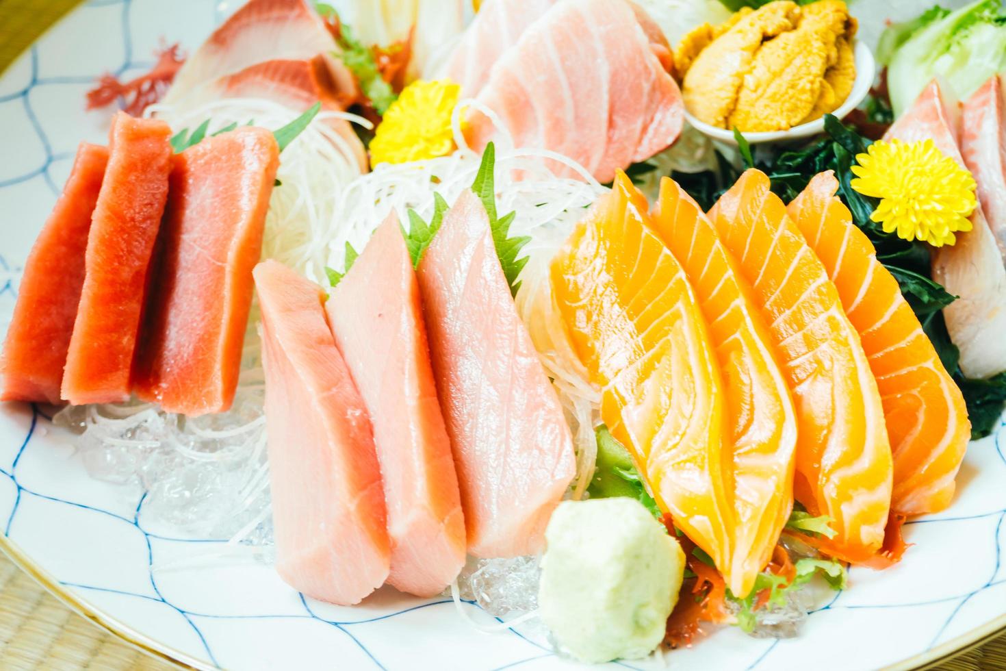 viande de poisson sashimi crue et fraîche photo