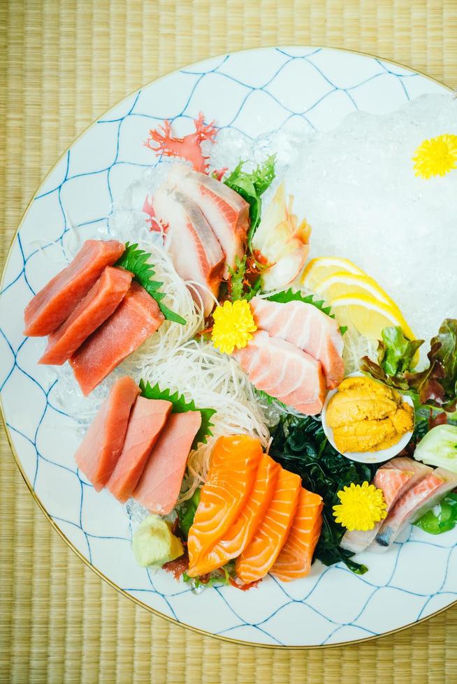 viande de poisson sashimi crue et fraîche photo