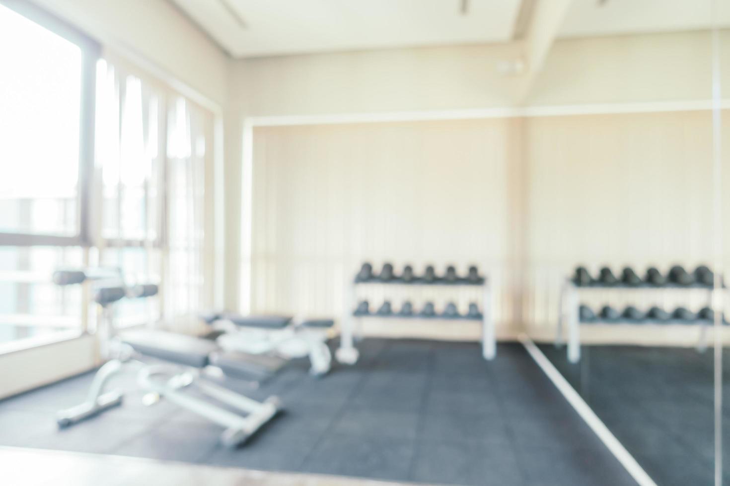 équipement de fitness flou abstrait à l'intérieur de la salle de gym photo