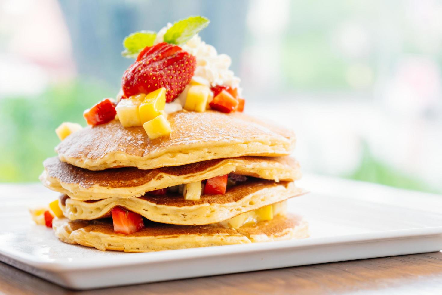 pile de crêpes aux fraises sur le dessus photo