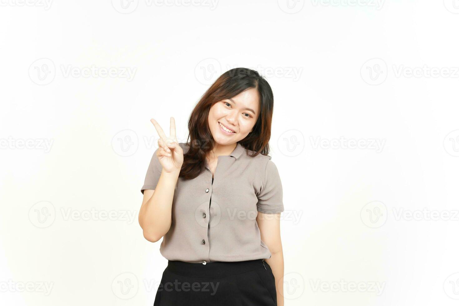 montrant paix signe et souriant de magnifique asiatique femme isolé sur blanc Contexte photo
