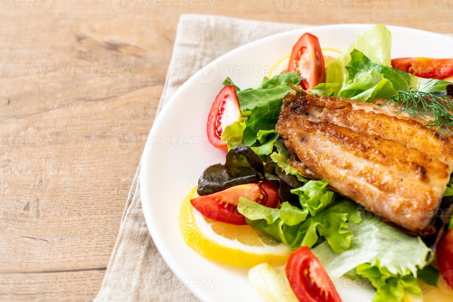 steak de poisson vivaneau grillé aux légumes photo