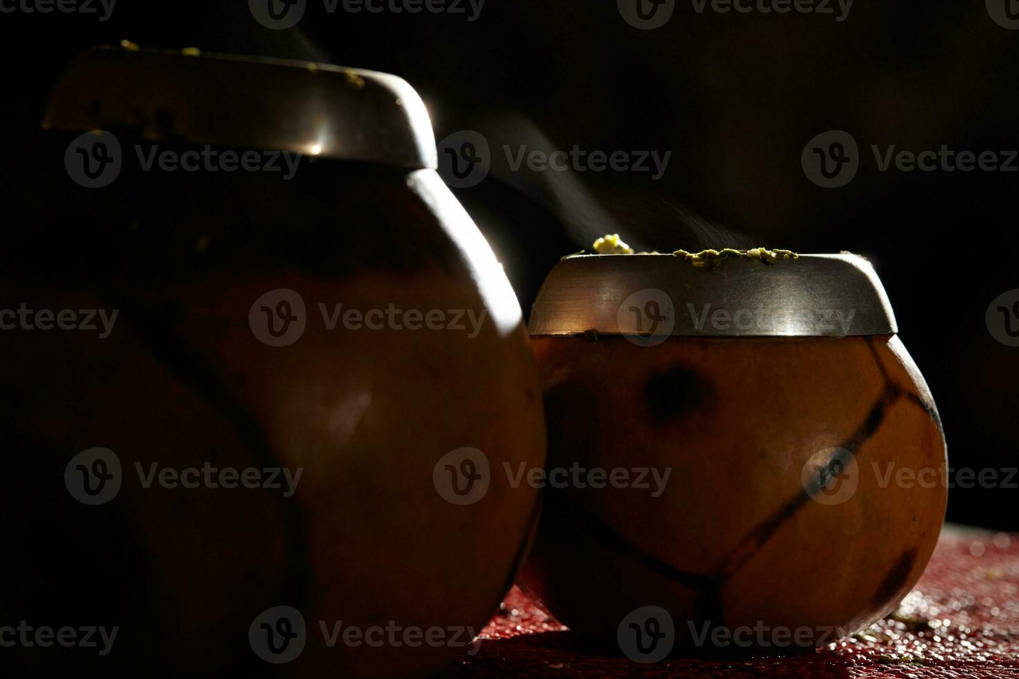 deux yerba camarade calebasses avec fumée. photo