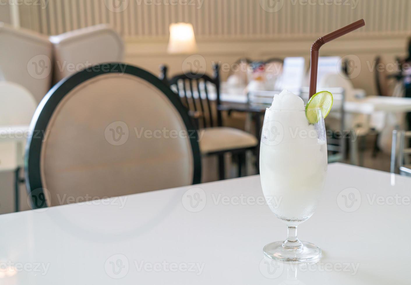 Verre de smoothie citron-lime frais dans un café et un restaurant photo