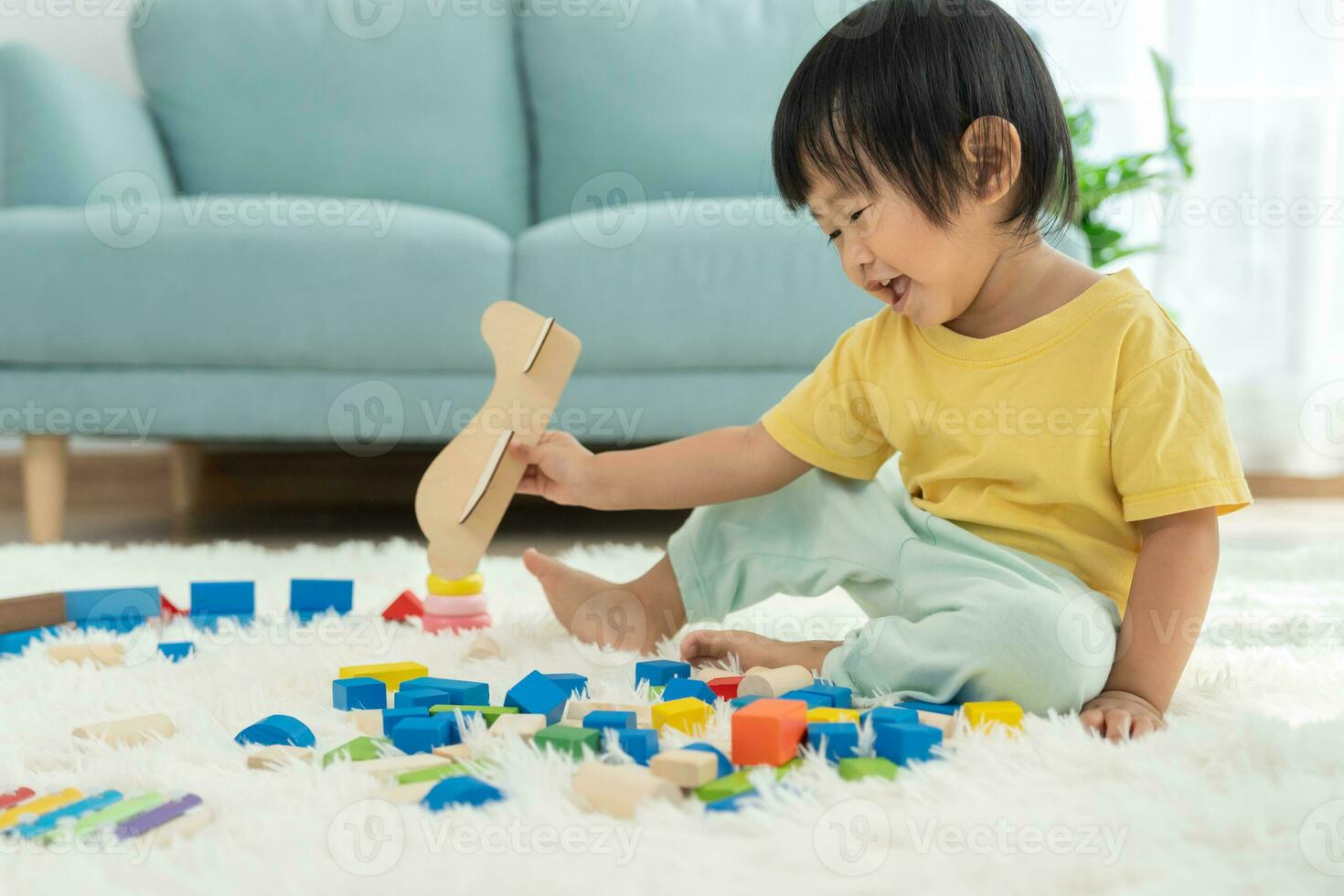 content asiatique enfant en jouant et apprentissage jouet blocs. les enfants sont très content et excité à maison. enfant avoir une génial temps jouant, activités, développement, attention déficit hyperactivité désordre photo