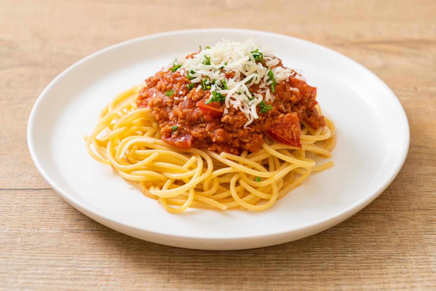 spaghettis au porc bolognaise ou spaghettis à la sauce tomate au porc haché - style cuisine italienne photo