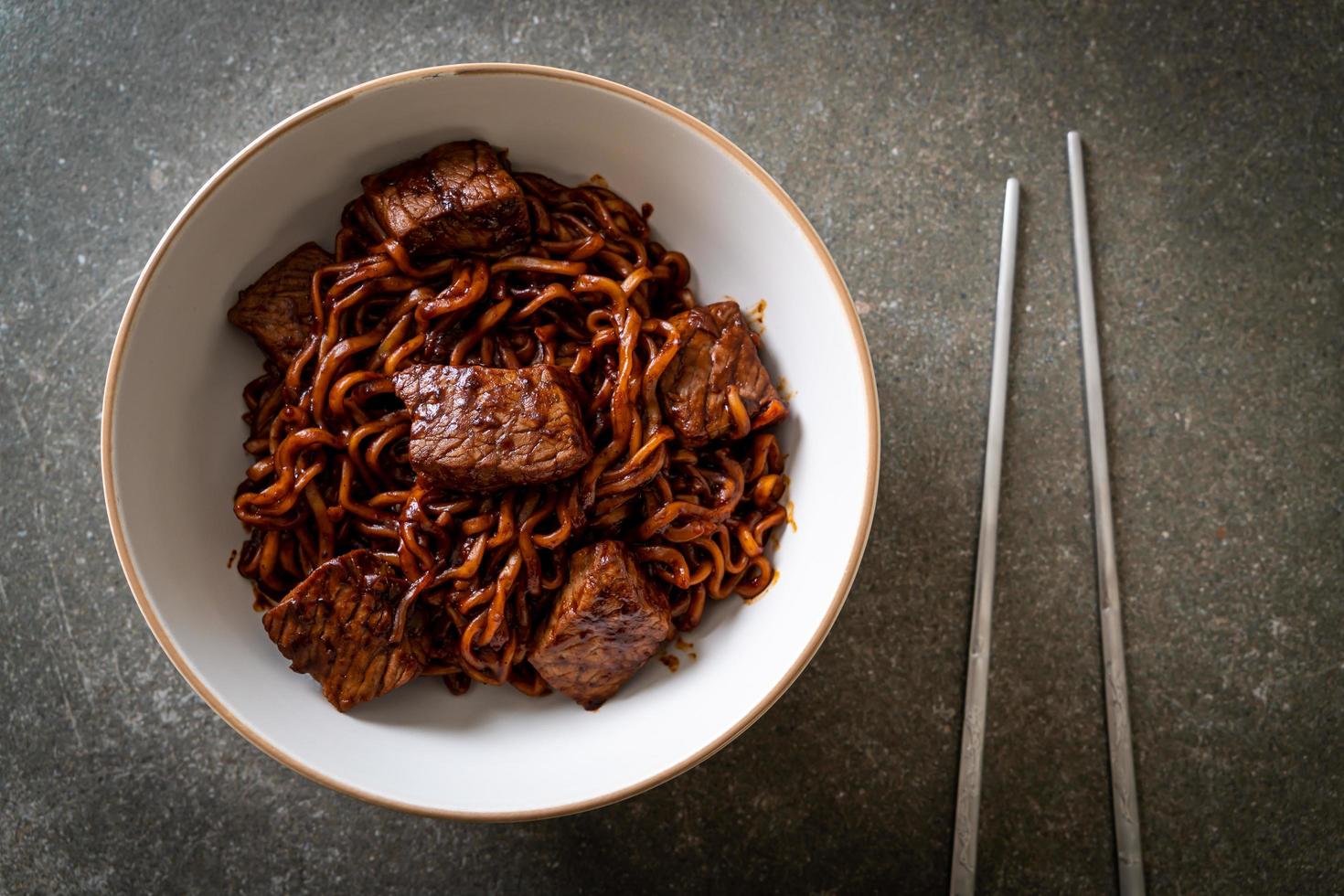 jjapaguri ou chapaguri ou haricots noirs coréens nouilles épicées au bœuf photo