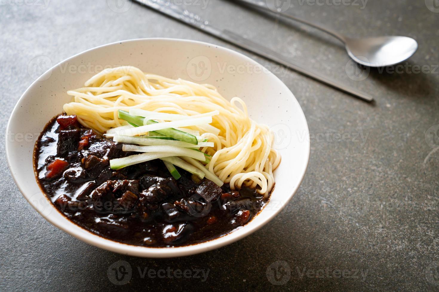 jajangmyeon ou jjajangmyeon est une nouille coréenne à la sauce noire photo