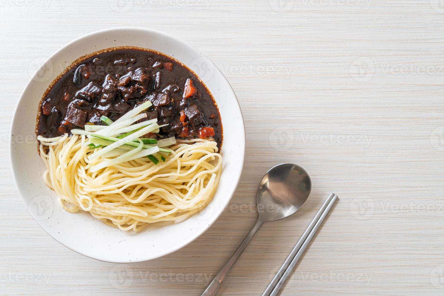 jajangmyeon ou jjajangmyeon est une nouille coréenne à la sauce noire photo