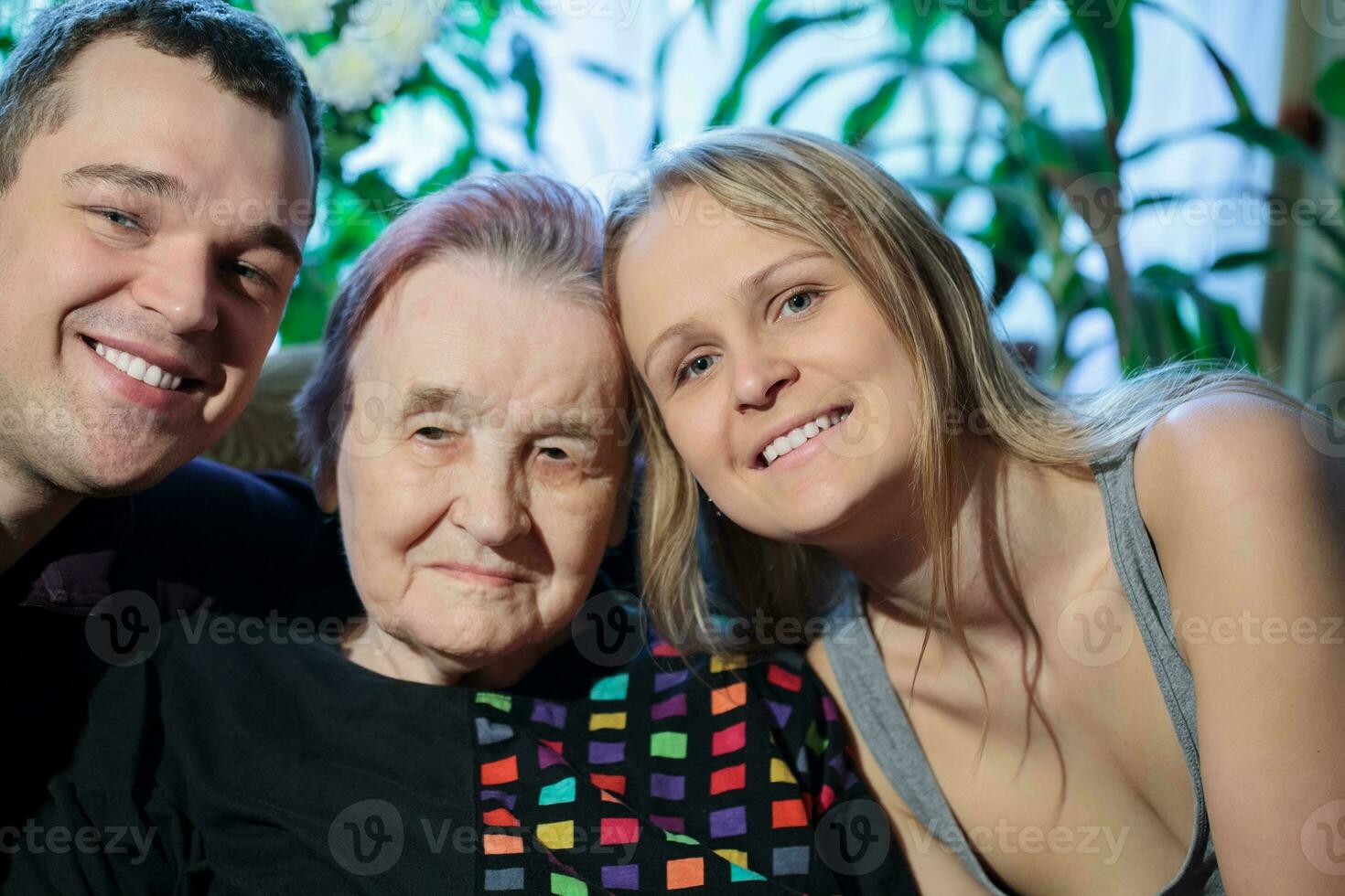 content couple posant avec grand-mère photo