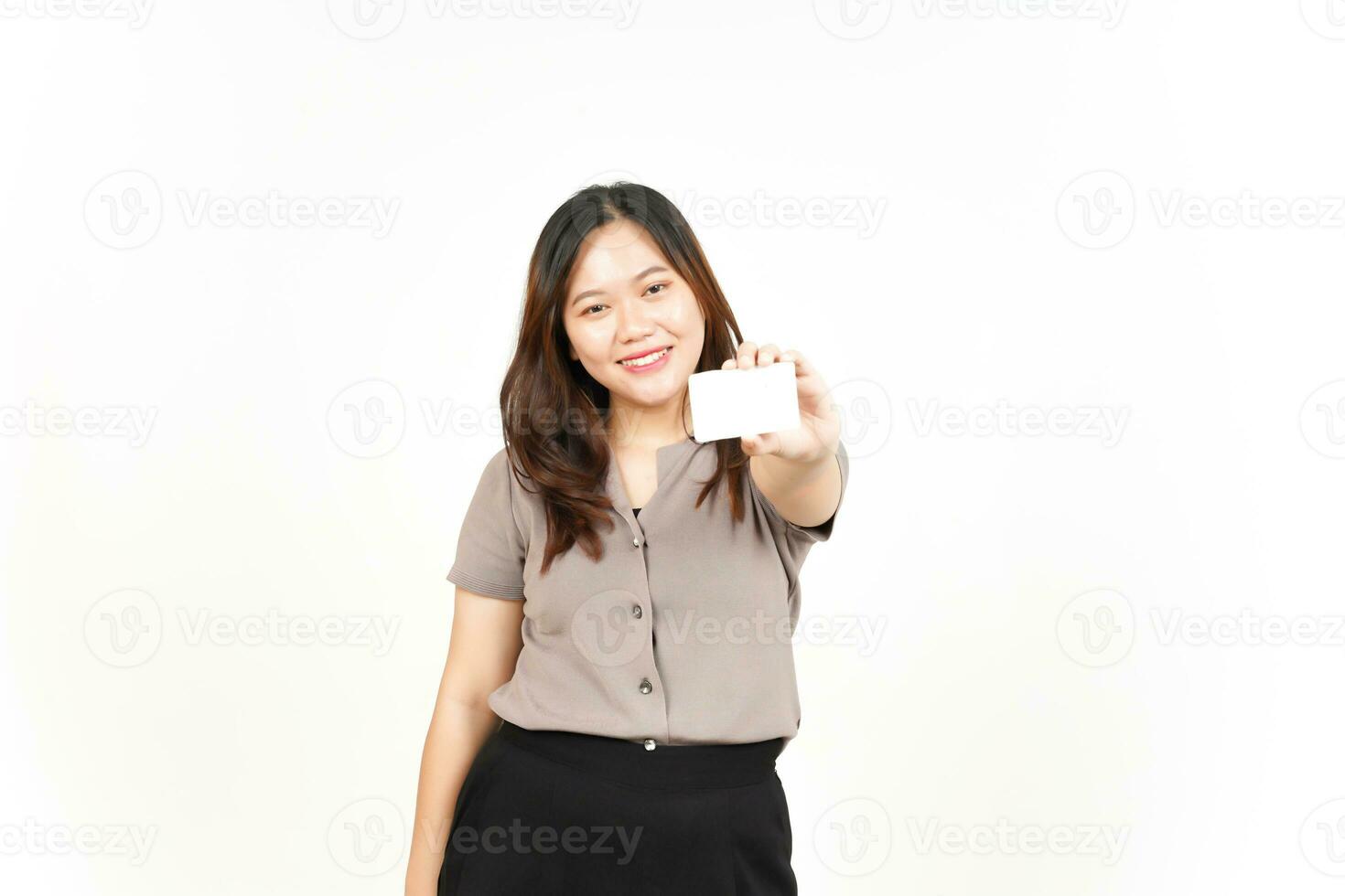 tenant et montrant une carte de crédit vierge d'une belle femme asiatique isolée sur fond blanc photo