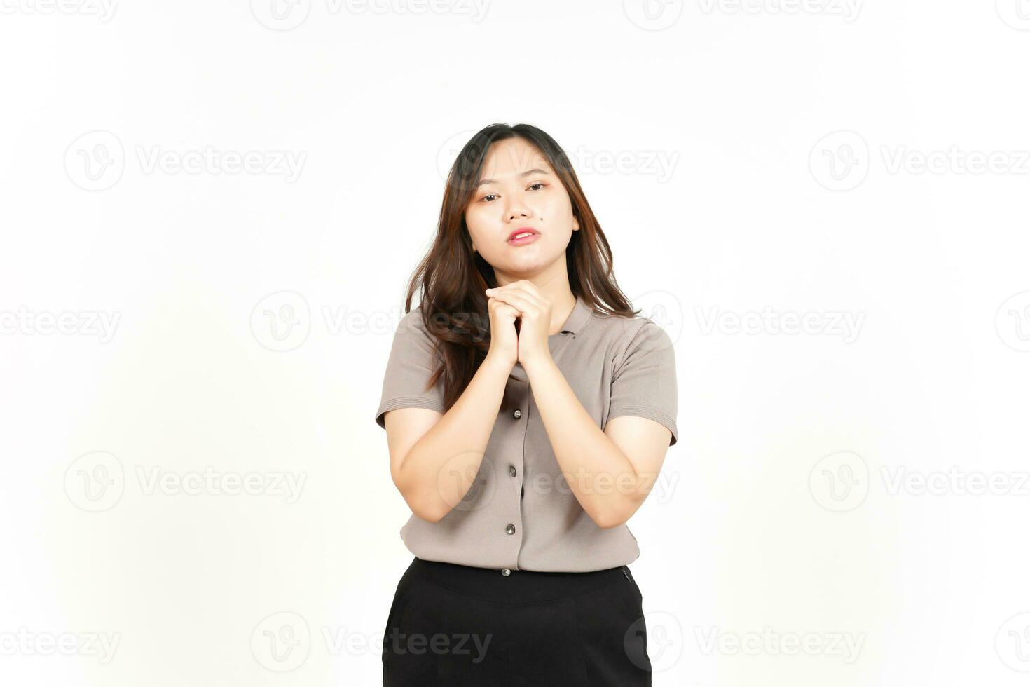 bras croisés et geste de mendicité d'une belle femme asiatique isolée sur fond blanc photo