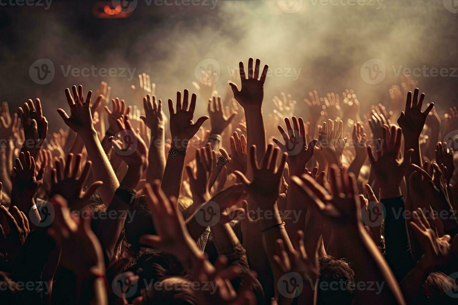 foule de gens avec élevé mains à une la musique Festival ou concert photo