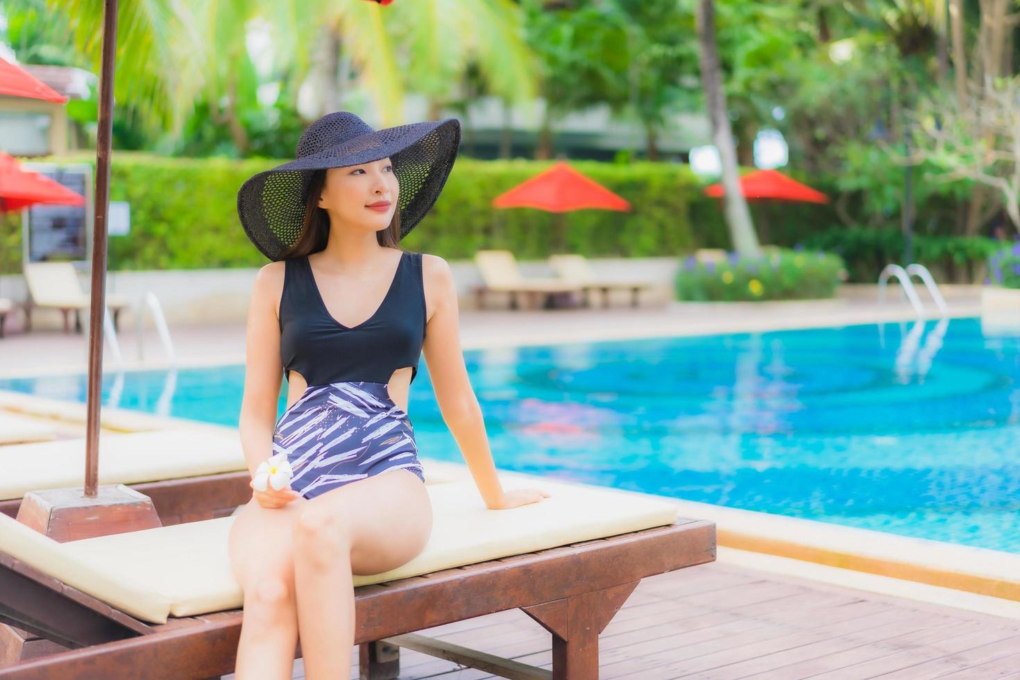 portrait belles jeunes femmes asiatiques sourire heureux se détendre autour de la piscine photo