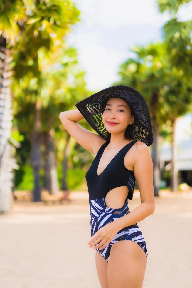 Portrait de belles jeunes femmes asiatiques se détendre sourire heureux autour de la mer plage océan photo