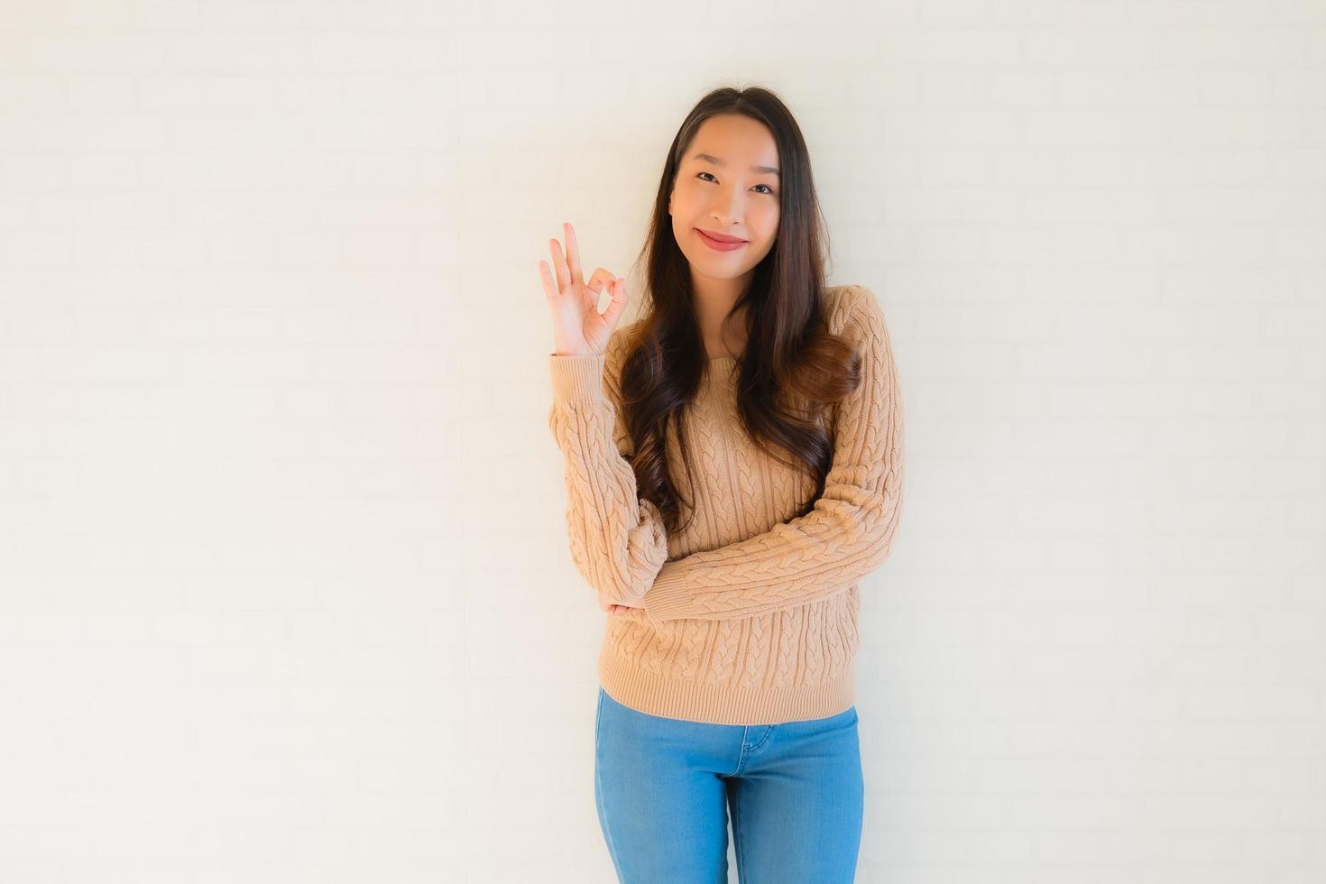 portrait de belles jeunes femmes asiatiques sourire heureux dans de nombreuses actions photo