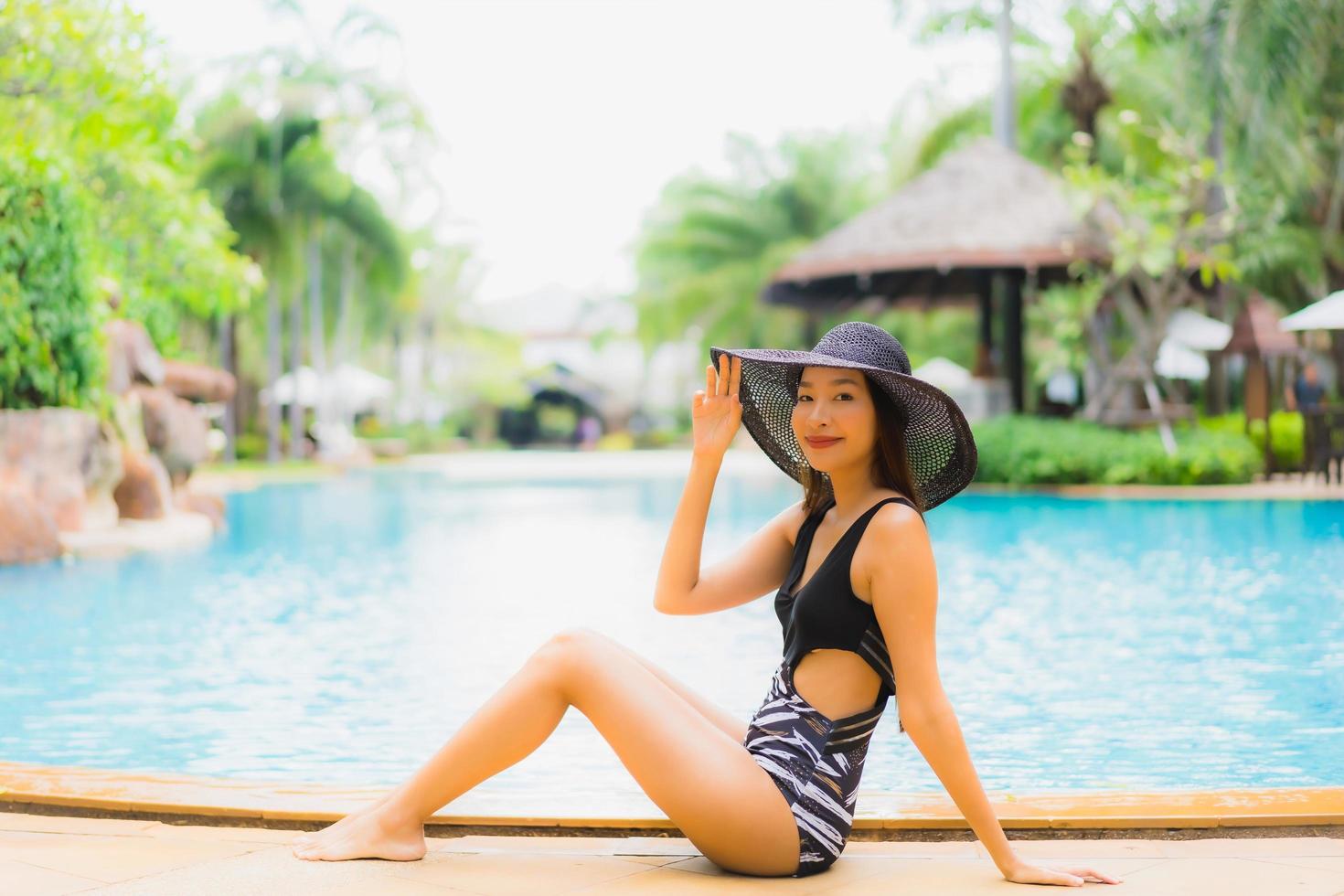 portrait belles jeunes femmes asiatiques sourire heureux se détendre autour de la piscine photo