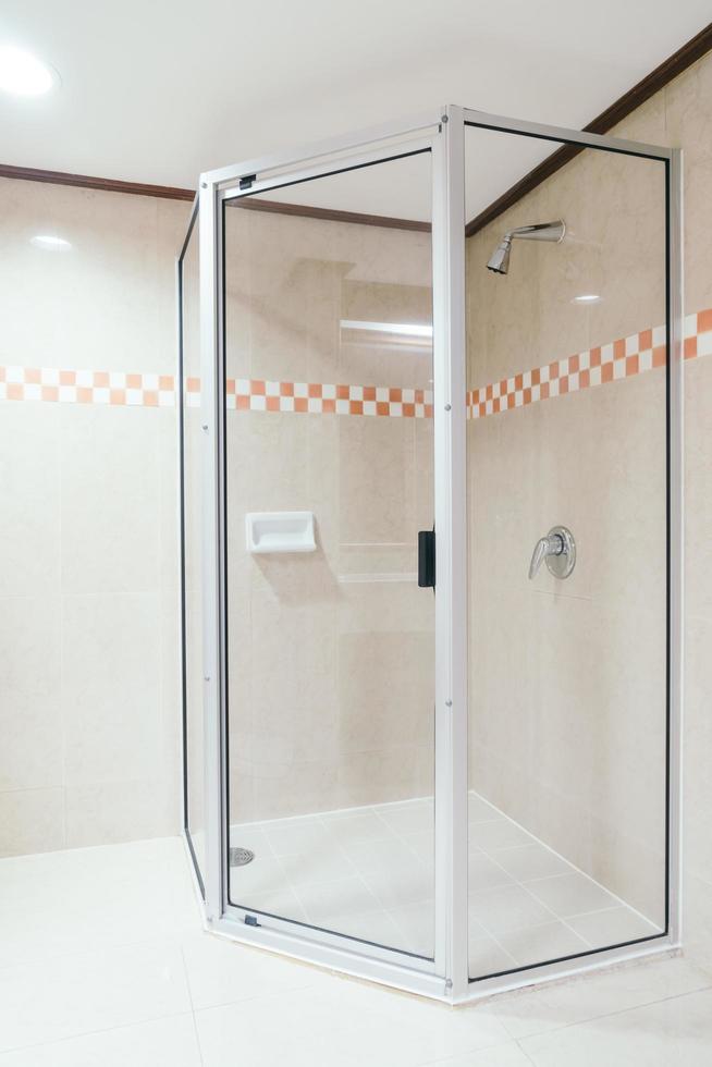 décoration de cabine de douche dans la salle de bain photo