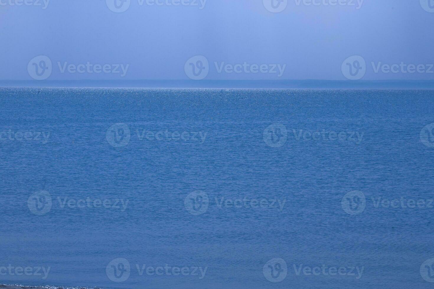 calme bleu mer paysage avec sans nuages ciel et l'eau photo