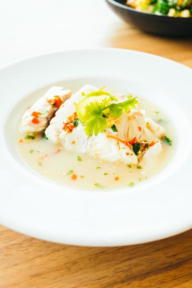 Filet de poisson à la vapeur avec sauce épicée au citron photo