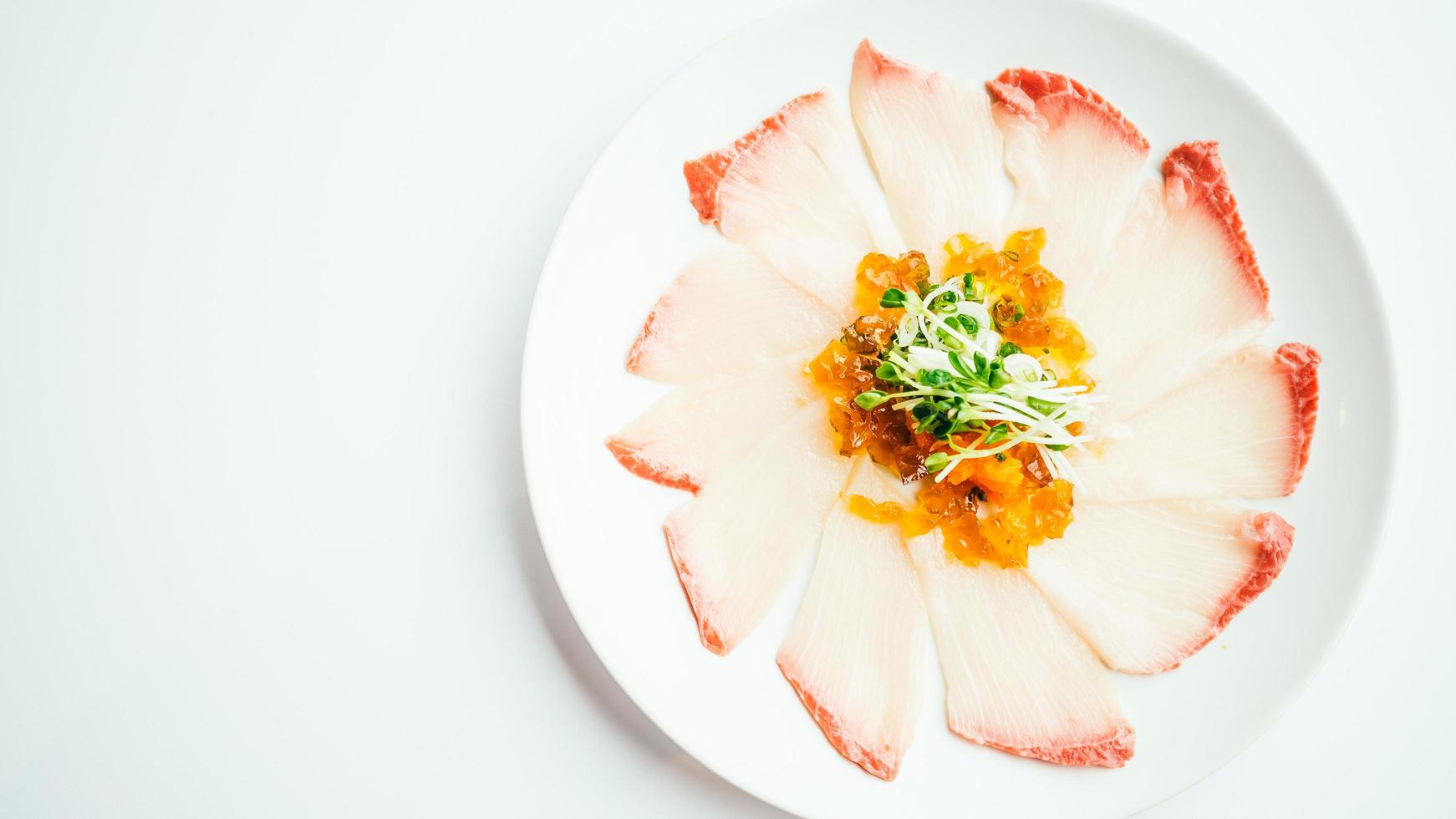 Sashimi de viande de poisson hamaji frais cru dans une assiette blanche photo