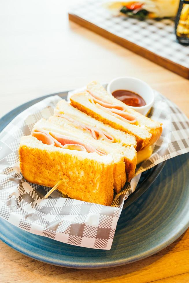 sandwich au jambon et frites et sauce tomate photo