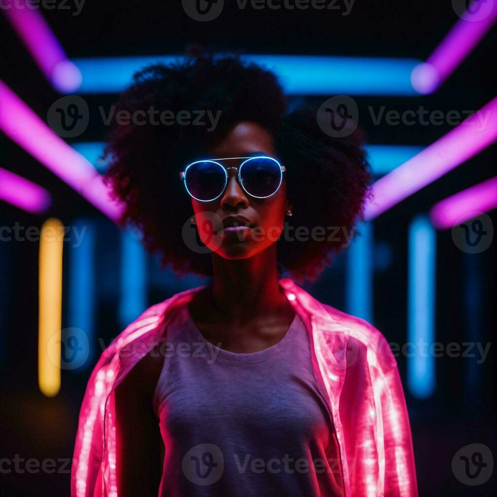photo de magnifique africain femme avec avec mixte rose et bleu néon lumière, génératif ai