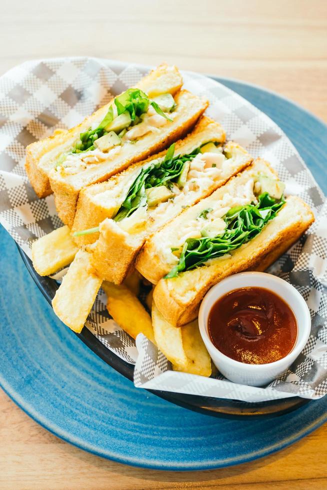 sandwich à l'avocat et viande de poulet avec frites photo