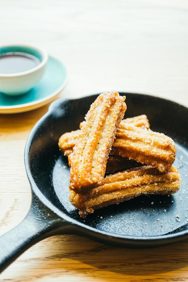 beignet churros frit sucré avec sauce au chocolat photo