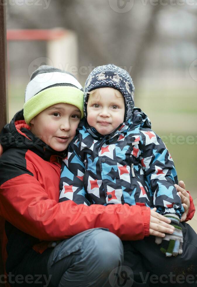 deux adorable Jeune frères en plein air dans hiver photo