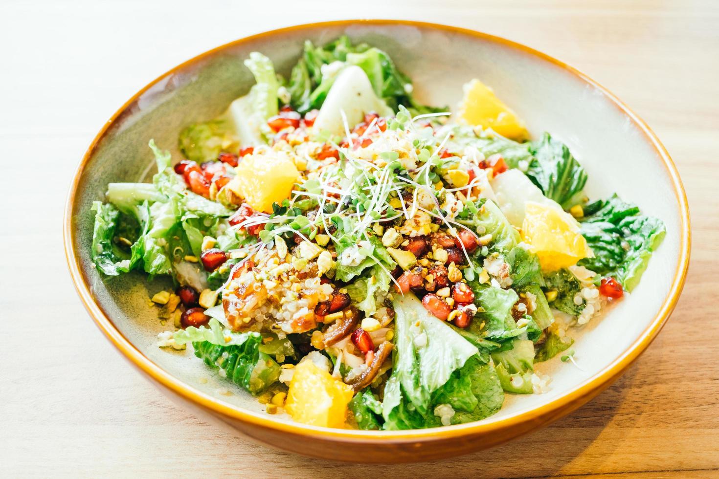 Poulet grillé aux légumes et grenade, salade de fruits en assiette - traitement du filtre de couleur photo