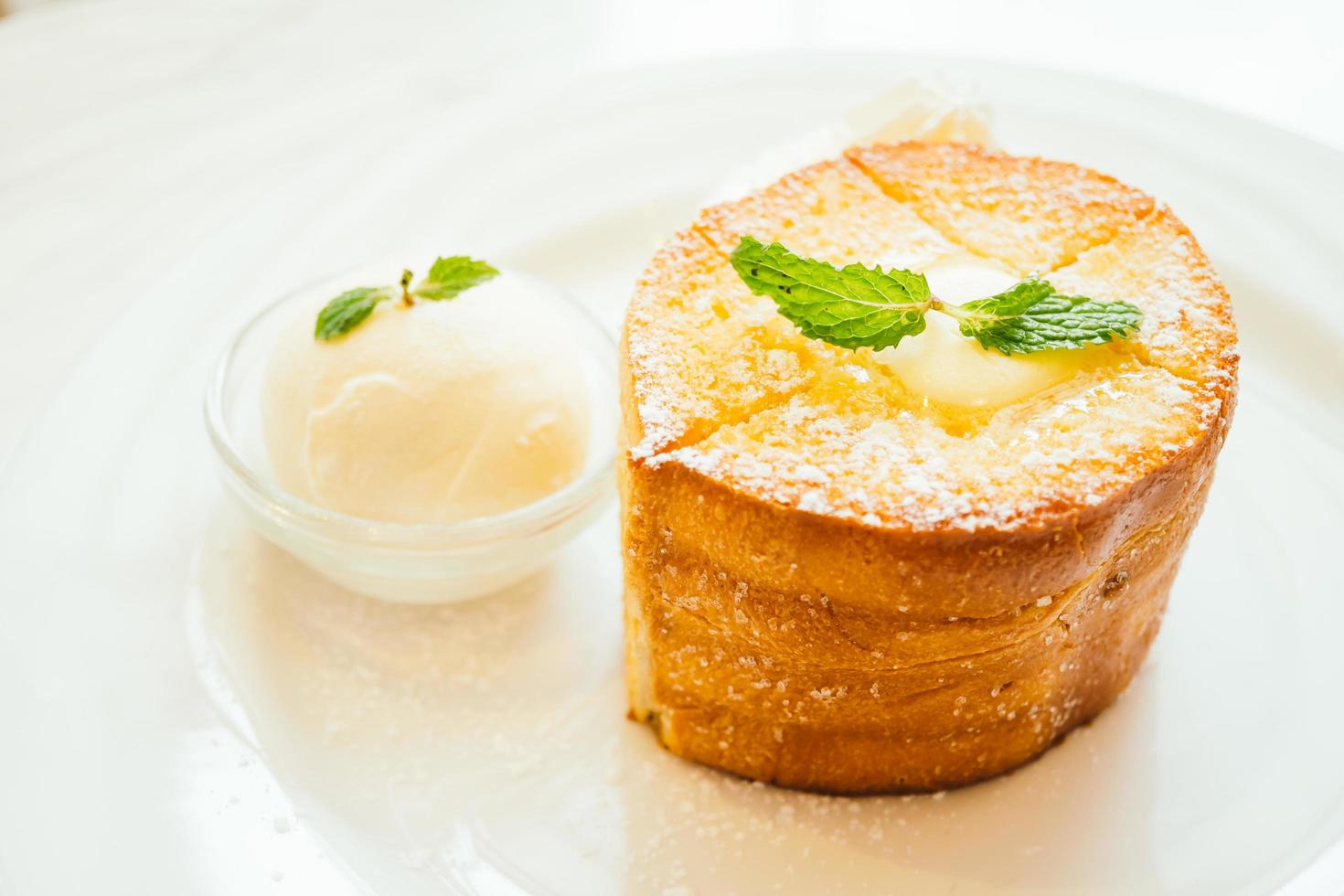 pain doré avec du beurre sur le dessus et de la crème glacée photo