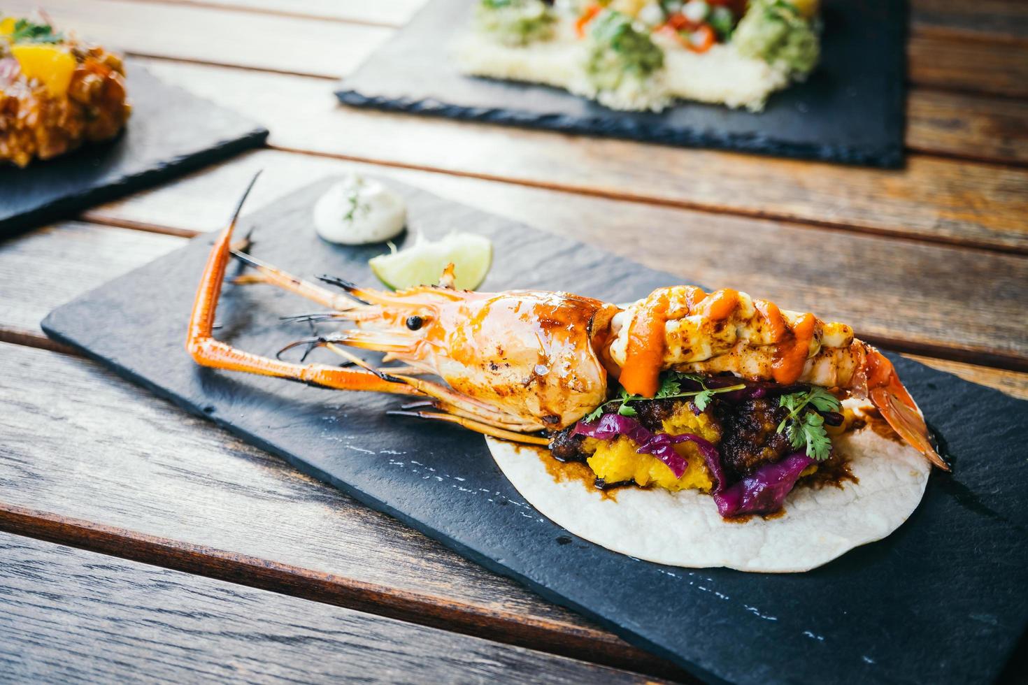 taco aux crevettes ou crevettes et sauce photo