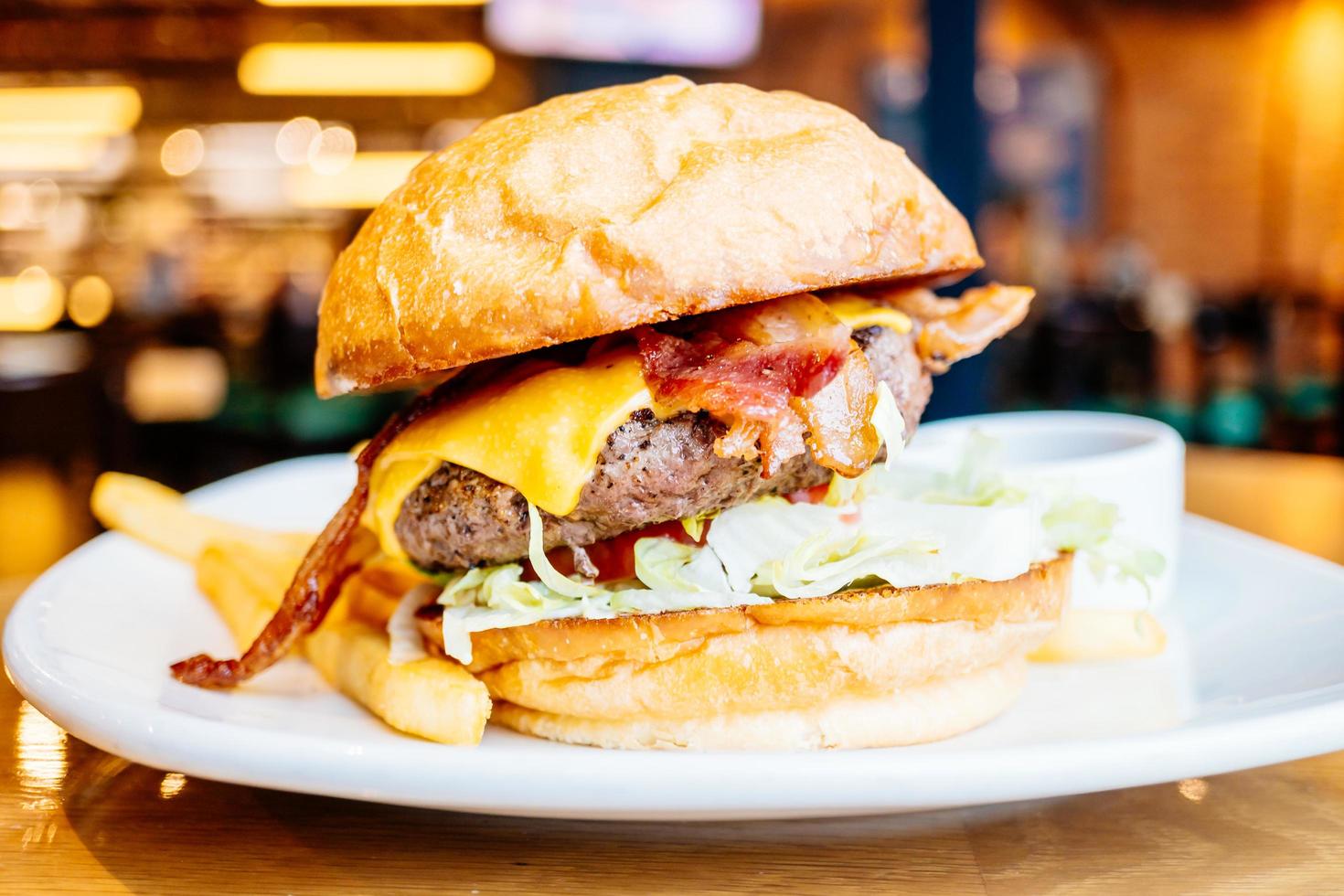 hamburger au boeuf et bacon photo