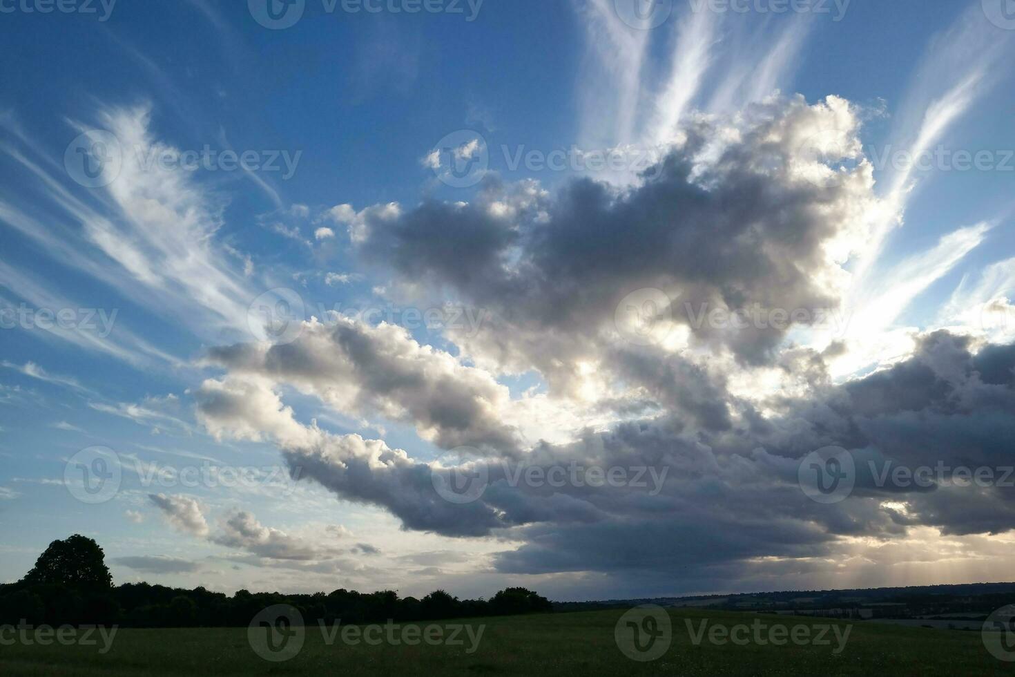 haute angle métrage de plus magnifique Naturel Orange le coucher du soleil avec Orange des nuages et ciel plus de luton ville de Angleterre Royaume-Uni. image a été capturé avec drone caméra sur août 19ème, 2023 photo