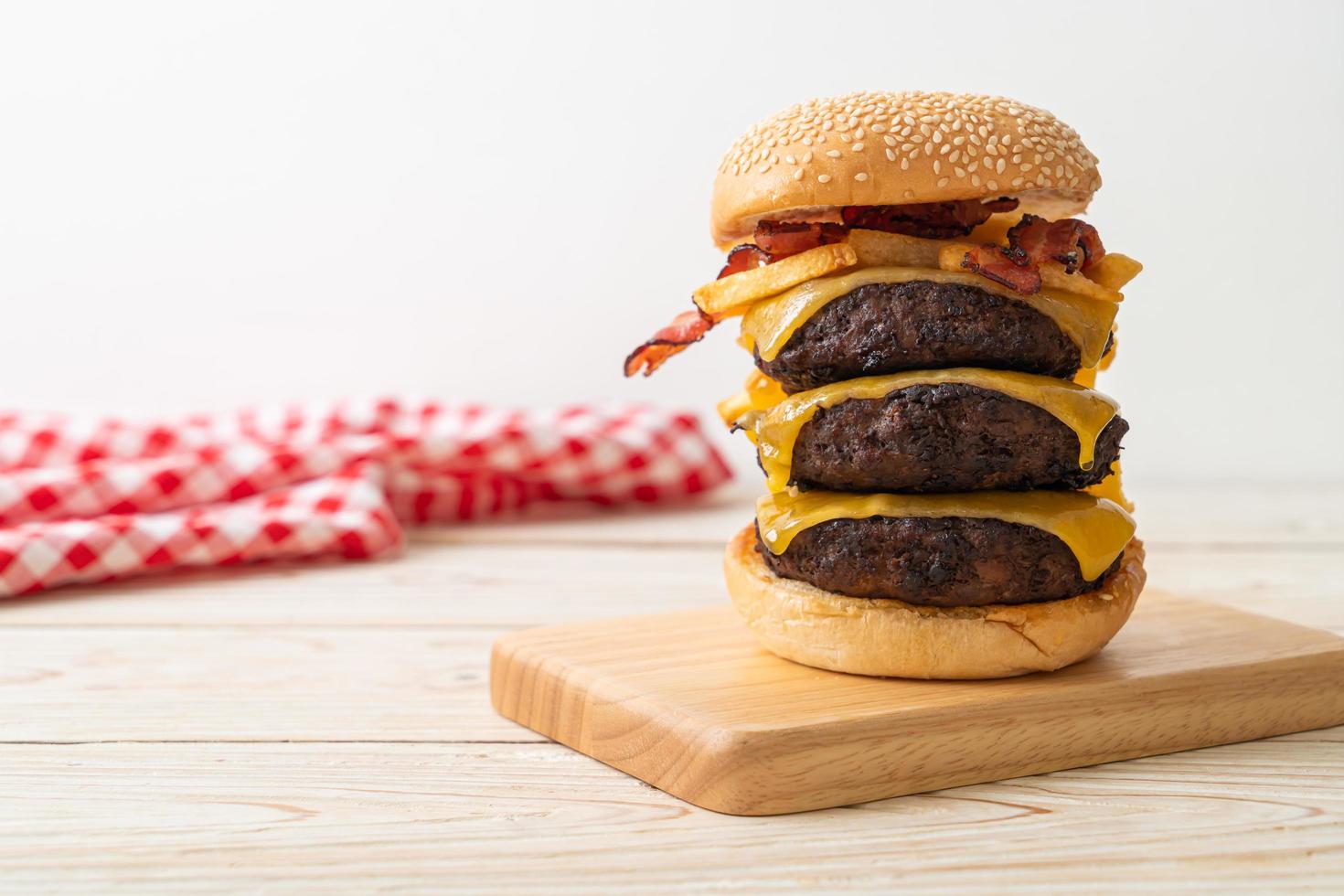 hamburgers ou hamburgers de boeuf avec du fromage - style de nourriture malsaine photo