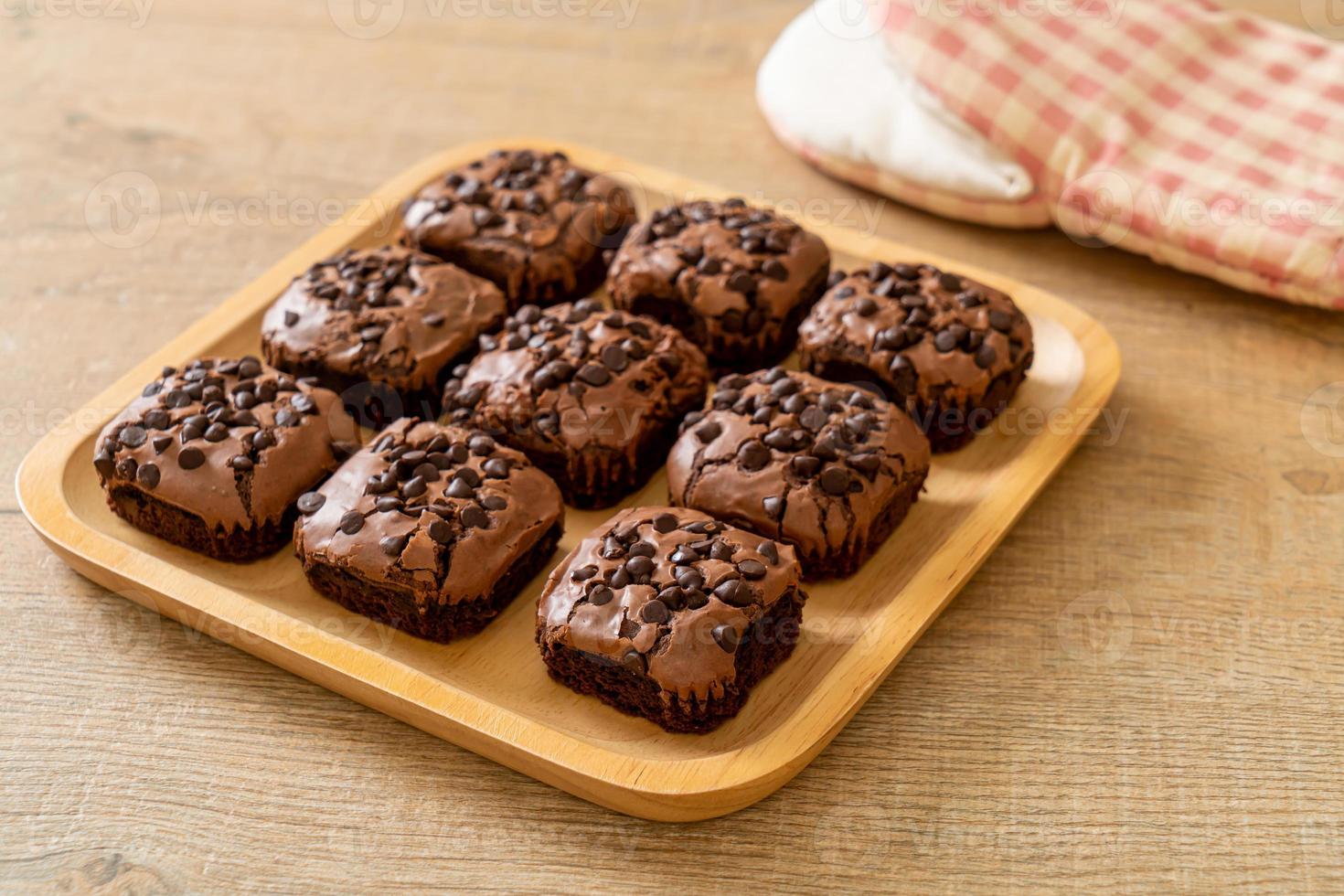 brownies au chocolat noir avec des pépites de chocolat sur le dessus photo