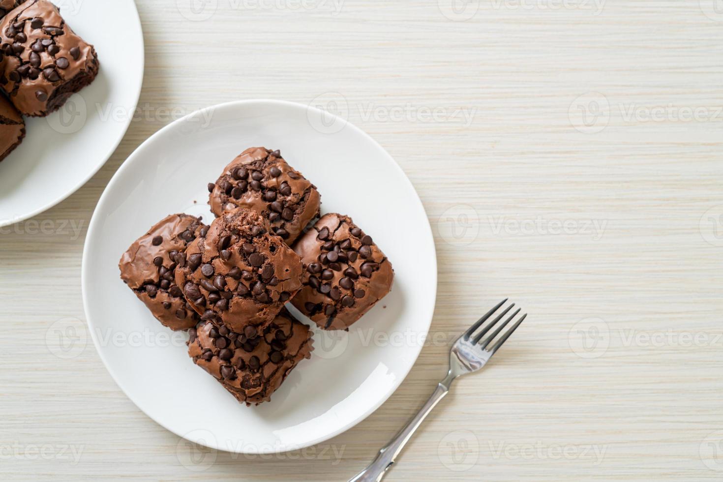 brownies au chocolat noir avec des pépites de chocolat sur le dessus photo